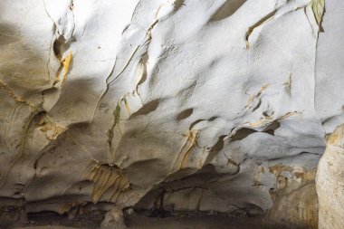 Akdeniz bölgesinde saklanan eski Karain mağarasının içi. Paleolitik çağın başlangıcından bu yana 150.000 ila 200.000 yıl önce insan yerleşimlerini doğruluyor. Yagca, Antalya, Türkiye. Karain Magarasi.