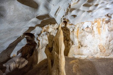 Akdeniz bölgesinde saklanan eski Karain mağarasının içi. Paleolitik çağın başlangıcından bu yana 150.000 ila 200.000 yıl önce insan yerleşimlerini doğruluyor. Yagca, Antalya, Türkiye.