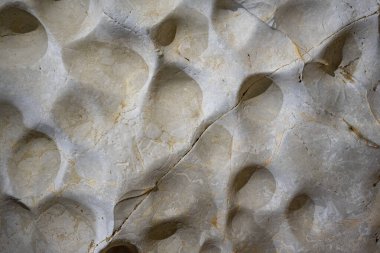 Akdeniz bölgesinde saklanan eski Karain mağarasının içi. Paleolitik çağın başlangıcından bu yana 150.000 ila 200.000 yıl önce insan yerleşimlerini doğruluyor. Yagca, Antalya, Türkiye.