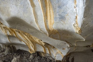 Akdeniz bölgesinde saklanan eski Karain mağarasının içi. Paleolitik çağın başlangıcından bu yana 150.000 ila 200.000 yıl önce insan yerleşimlerini doğruluyor. Yagca, Antalya, Türkiye.