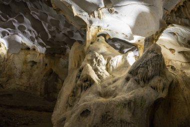 Akdeniz bölgesinde saklanan eski Karain mağarasının içi. Paleolitik çağın başlangıcından bu yana 150.000 ila 200.000 yıl önce insan yerleşimlerini doğruluyor. Yagca, Antalya, Türkiye.