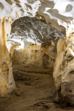 Akdeniz bölgesinde saklanan eski Karain mağarasının içi. Paleolitik çağın başlangıcından bu yana 150.000 ila 200.000 yıl önce insan yerleşimlerini doğruluyor. Yagca, Antalya, Türkiye.