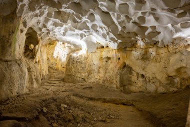 Akdeniz bölgesinde saklanan eski Karain mağarasının içi. Paleolitik çağın başlangıcından bu yana 150.000 ila 200.000 yıl önce insan yerleşimlerini doğruluyor. Yagca, Antalya, Türkiye.