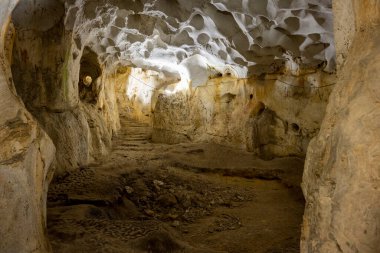 Akdeniz bölgesinde saklanan eski Karain mağarasının içi. Paleolitik çağın başlangıcından bu yana 150.000 ila 200.000 yıl önce insan yerleşimlerini doğruluyor. Yagca, Antalya, Türkiye.