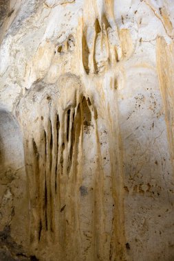 Akdeniz bölgesinde saklanan eski Karain mağarasının içi. Paleolitik çağın başlangıcından bu yana 150.000 ila 200.000 yıl önce insan yerleşimlerini doğruluyor. Yagca, Antalya, Türkiye.