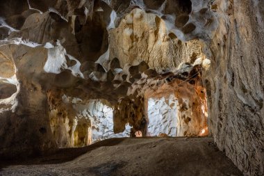 Akdeniz bölgesinde saklanan eski Karain mağarasının içi. Paleolitik çağın başlangıcından bu yana 150.000 ila 200.000 yıl önce insan yerleşimlerini doğruluyor. Yagca, Antalya, Türkiye.