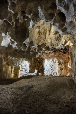 Akdeniz bölgesinde saklanan eski Karain mağarasının içi. Paleolitik çağın başlangıcından bu yana 150.000 ila 200.000 yıl önce insan yerleşimlerini doğruluyor. Yagca, Antalya, Türkiye.