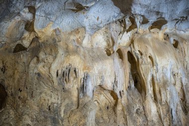 Akdeniz bölgesinde saklanan eski Karain mağarasının içi. Paleolitik çağın başlangıcından bu yana 150.000 ila 200.000 yıl önce insan yerleşimlerini doğruluyor. Yagca, Antalya, Türkiye.