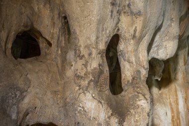 Akdeniz bölgesinde saklanan eski Karain mağarasının içi. Paleolitik çağın başlangıcından bu yana 150.000 ila 200.000 yıl önce insan yerleşimlerini doğruluyor. Yagca, Antalya, Türkiye.