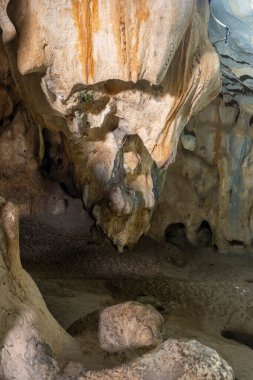 Akdeniz bölgesinde saklanan eski Karain mağarasının içi. Paleolitik çağın başlangıcından bu yana 150.000 ila 200.000 yıl önce insan yerleşimlerini doğruluyor. Yagca, Antalya, Türkiye.