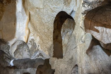 Akdeniz bölgesinde saklanan eski Karain mağarasının içi. Paleolitik çağın başlangıcından bu yana 150.000 ila 200.000 yıl önce insan yerleşimlerini doğruluyor. Yagca, Antalya, Türkiye.