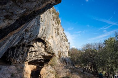Akdeniz bölgesinde saklanan eski Karain mağarasının içi. Paleolitik çağın başlangıcından bu yana 150.000 ila 200.000 yıl önce insan yerleşimlerini doğruluyor. Yagca, Antalya, Türkiye.