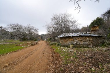 Sonbahar günü güzel kaya oluşumları olan görkemli bir vadi manzarası. Adamkayalar, Selge, Manavgat, Antalya, Türkiye.