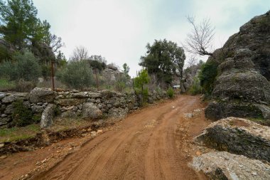 Sonbahar günü güzel kaya oluşumları olan görkemli bir vadi manzarası. Adamkayalar, Selge, Manavgat, Antalya, Türkiye.
