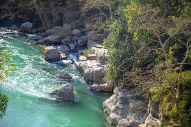 Kopru Nehri 'nin (Kpray, Antik Eurymedon) saydam suları ve Koprulu Kanyonu (Kprl Kanyon) Milli Parkı, Antalya, Türkiye. Rafting cenneti.