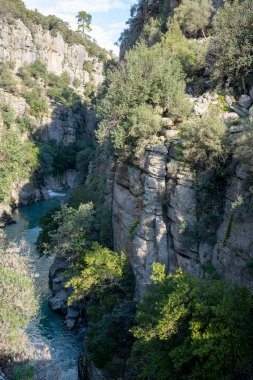 Kopru Nehri 'nin (Kpray, Antik Eurymedon) saydam suları ve Koprulu Kanyonu (Kprl Kanyon) Milli Parkı, Antalya, Türkiye. Rafting cenneti.