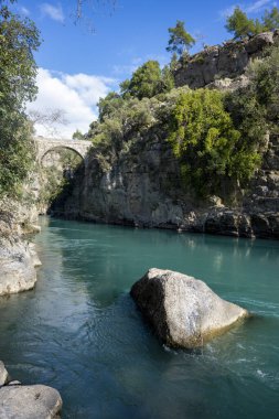 Kopru Nehri 'nin (Kpray, Antik Eurymedon) saydam suları ve Koprulu Kanyonu (Kprl Kanyon) Milli Parkı, Antalya, Türkiye. Rafting cenneti.