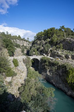 Kopru Nehri 'nin (Kpray, Antik Eurymedon) saydam suları ve Koprulu Kanyonu (Kprl Kanyon) Milli Parkı, Antalya, Türkiye. Rafting cenneti.