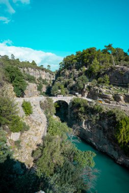 Kopru Nehri 'nin (Kpray, Antik Eurymedon) saydam suları ve Koprulu Kanyonu (Kprl Kanyon) Milli Parkı, Antalya, Türkiye. Rafting cenneti.