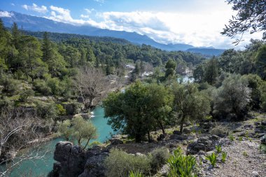 Kopru Nehri 'nin (Kpray, Antik Eurymedon) saydam suları ve Koprulu Kanyonu (Kprl Kanyon) Milli Parkı, Antalya, Türkiye. Rafting cenneti.