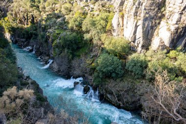 Kopru Nehri 'nin (Kpray, Antik Eurymedon) saydam suları ve Koprulu Kanyonu (Kprl Kanyon) Milli Parkı, Antalya, Türkiye. Rafting cenneti.