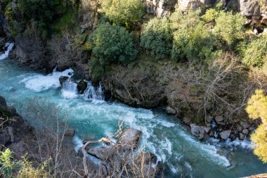 Kopru Nehri 'nin (Kpray, Antik Eurymedon) saydam suları ve Koprulu Kanyonu (Kprl Kanyon) Milli Parkı, Antalya, Türkiye. Rafting cenneti.