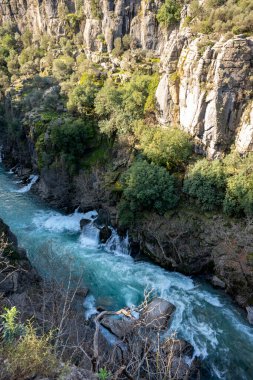 Kopru Nehri 'nin (Kpray, Antik Eurymedon) saydam suları ve Koprulu Kanyonu (Kprl Kanyon) Milli Parkı, Antalya, Türkiye. Rafting cenneti.