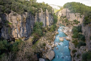 Kopru Nehri 'nin (Kpray, Antik Eurymedon) saydam suları ve Koprulu Kanyonu (Kprl Kanyon) Milli Parkı, Antalya, Türkiye. Rafting cenneti.