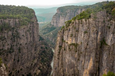 Taz Kanyonu (diğer adıyla Kartal Kanyonu, Tazi Kanyonu) ve Bilgelik Vadisi 'nin Panorama manzarası. Koprulu Kanyon Ulusal Parkı, Antalya, Türkiye