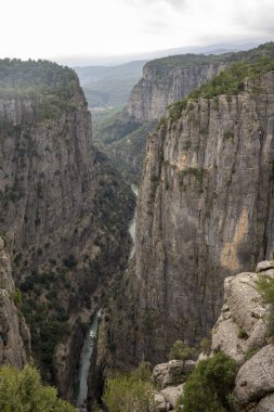 Taz Kanyonu (diğer adıyla Kartal Kanyonu, Tazi Kanyonu) ve Bilgelik Vadisi 'nin Panorama manzarası. Koprulu Kanyon Ulusal Parkı, Antalya, Türkiye