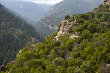 Sonbahar günü güzel kaya oluşumları olan görkemli bir vadi manzarası. Adamkayalar, Selge, Manavgat, Antalya, Türkiye.