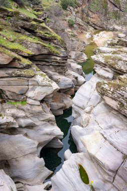 Tasyaran Vadisi Doğal Park Kanyonu 'nun (Tasyaran Vadisi) kaya oluşumlarının panorama manzarası. Usak (Usak), Türkiye 'de kurulmuş