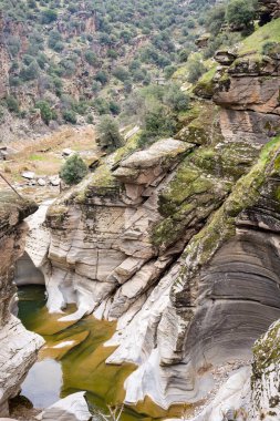 Tasyaran Vadisi Doğal Park Kanyonu 'nun (Tasyaran Vadisi) kaya oluşumlarının panorama manzarası. Usak (Usak), Türkiye 'de kurulmuş