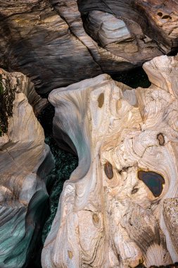 Tasyaran Vadisi Doğal Park Kanyonu 'nun (Tasyaran Vadisi) kaya oluşumlarının panorama manzarası. Usak (Usak), Türkiye 'de kurulmuş