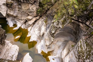 Tasyaran Vadisi Doğal Park Kanyonu 'nun (Tasyaran Vadisi) kaya oluşumlarının panorama manzarası. Usak (Usak), Türkiye 'de kurulmuş
