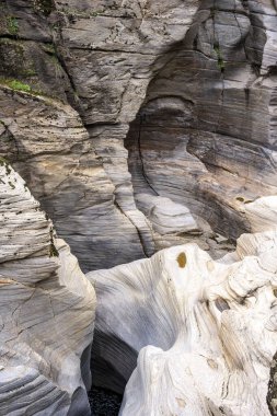 Tasyaran Vadisi Doğal Park Kanyonu 'nun (Tasyaran Vadisi) kaya oluşumlarının panorama manzarası. Usak (Usak), Türkiye 'de kurulmuş