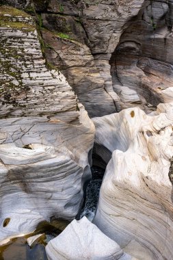 Tasyaran Vadisi Doğal Park Kanyonu 'nun (Tasyaran Vadisi) kaya oluşumlarının panorama manzarası. Usak (Usak), Türkiye 'de kurulmuş