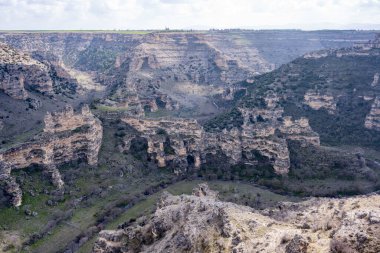 Tasyaran Vadisi Doğal Park Kanyonu 'nun (Tasyaran Vadisi) kaya oluşumlarının panorama manzarası. Usak (Usak), Türkiye 'de kurulmuş