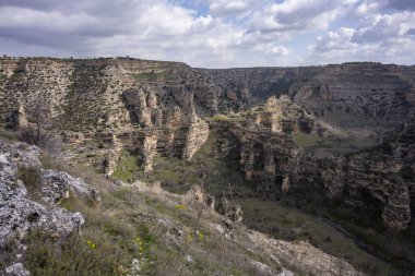 Tasyaran Vadisi Doğal Park Kanyonu 'nun (Tasyaran Vadisi) kaya oluşumlarının panorama manzarası. Usak (Usak), Türkiye 'de kurulmuş
