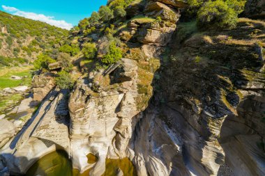 Sonbahar günü güzel kaya oluşumları olan görkemli bir vadi manzarası. Adamkayalar, Selge, Manavgat, Antalya, Türkiye.