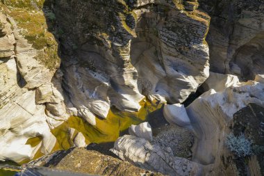 Tasyaran Vadisi Doğal Park Kanyonu 'nun (Tasyaran Vadisi) kaya oluşumlarının panorama manzarası. Usak (Usak), Türkiye 'de kurulmuş