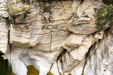 Tasyaran Vadisi Doğal Park Kanyonu 'nun (Tasyaran Vadisi) kaya oluşumlarının panorama manzarası. Usak (Usak), Türkiye 'de kurulmuş