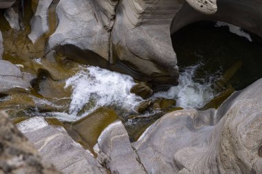 Tasyaran Vadisi Doğal Park Kanyonu 'nun (Tasyaran Vadisi, Kanyonu) kaya oluşumlarının panorama manzarası. Usak (Usak), Türkiye 'de kurulmuş
