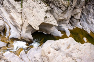 Tasyaran Vadisi Doğal Park Kanyonu 'nun (Tasyaran Vadisi, Kanyonu) kaya oluşumlarının panorama manzarası. Usak (Usak), Türkiye 'de kurulmuş