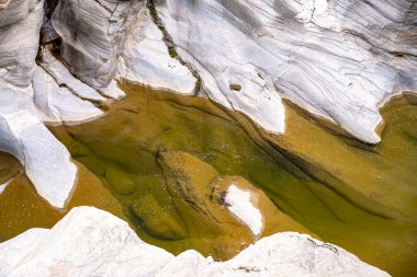 Tasyaran Vadisi Doğal Park Kanyonu 'nun (Tasyaran Vadisi, Kanyonu) kaya oluşumlarının panorama manzarası. Usak (Usak), Türkiye 'de kurulmuş