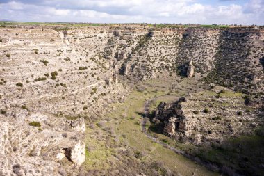 Tasyaran Vadisi Doğal Park Kanyonu 'nun (Tasyaran Vadisi, Kanyonu) kaya oluşumlarının panorama manzarası. Usak (Usak), Türkiye 'de kurulmuş