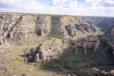 Tasyaran Vadisi Doğal Park Kanyonu 'nun (Tasyaran Vadisi, Kanyonu) kaya oluşumlarının panorama manzarası. Usak (Usak), Türkiye 'de kurulmuş