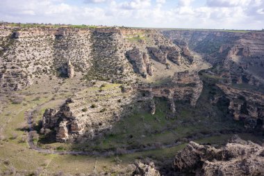 Tasyaran Vadisi Doğal Park Kanyonu 'nun (Tasyaran Vadisi, Kanyonu) kaya oluşumlarının panorama manzarası. Usak (Usak), Türkiye 'de kurulmuş