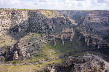Tasyaran Vadisi Doğal Park Kanyonu 'nun (Tasyaran Vadisi, Kanyonu) kaya oluşumlarının panorama manzarası. Usak (Usak), Türkiye 'de kurulmuş