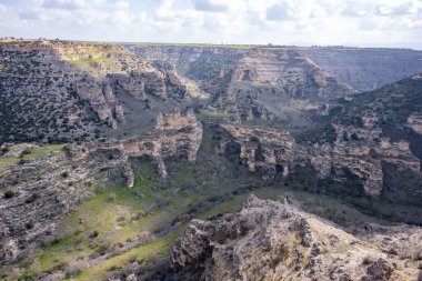 Tasyaran Vadisi Doğal Park Kanyonu 'nun (Tasyaran Vadisi, Kanyonu) kaya oluşumlarının panorama manzarası. Usak (Usak), Türkiye 'de kurulmuş